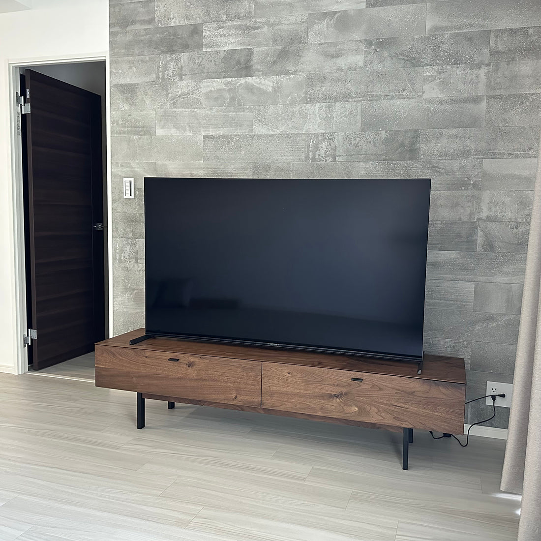 節の入った無垢材を前面に押し出したTVボード