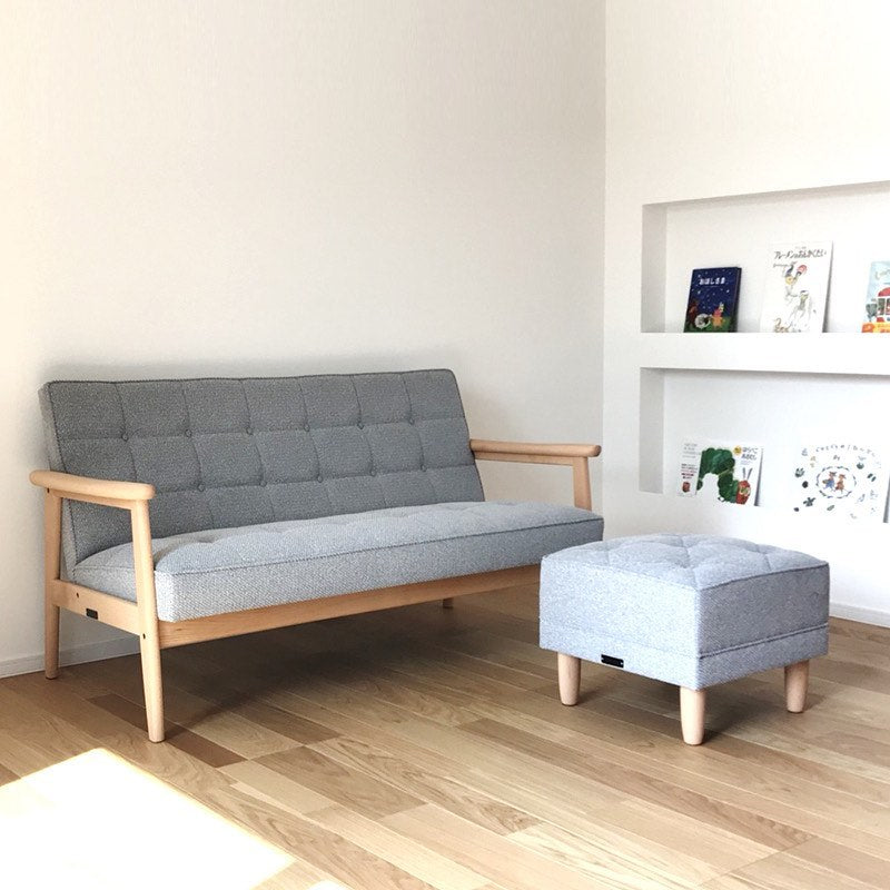 明るい配色の部屋作りにカリモク60「ミストグレー」張地